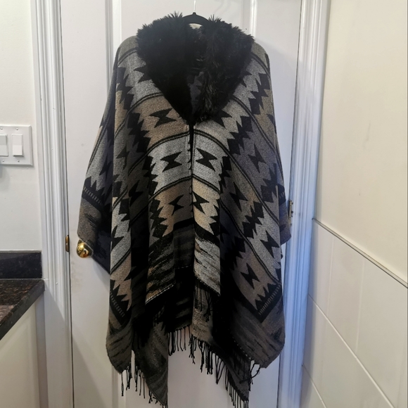 Fur collar poncho - Picture 1 of 2